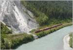 RE1245 mit Ge 4/4 II 615  Klosters  fhrt durch die Rheinschlucht bei Versam-Safien Richtung Chur.