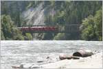 RE1228 mit Ge 4/4 II 625  Kblis  auf der Vorderrheinbrcke bei Versam-Safien. (04.07.2010)