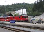In Reichenau-Tamins wartet Ge 4/4 II RhB 618 in Richtung St.