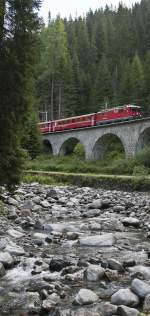 RhB Ge 4/4 II 624  Celerina/Schlarigna  am 11. August 2010 in der Zgenschlucht.