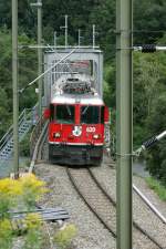 Vor lauter Masten sieht man kaum den Zug: Ge 4/4 620 mit RE 1237 berquert den Hinterrhein kurz vor Reichenau.
(13.08.2010)