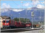 Ge 4/4 II 626  Malans , Ge 6/6 II 702  Curia  und Gm 4/4 241 in Untervaz-Trimmis vor dem verschneiten Vilan und Falknis. (01.09.2010)