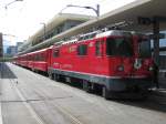 Ge 4/4 II 627 mit Regio 1444 und B 2332+2333 als Verstrkung im Bahnhof Chur, 04.09.2010.