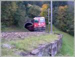 RE1037 mit Ge 4/4 II 613  Domat/Ems  hat die dritte Ebene nach dem Cavadrlitunnel erreicht und verschwindet jetzt endgltig aus meinem Blickfeld Richtung Davos Laret. (29.09.2010)