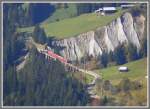 Vom Rongg 300 Hhenmeter oberhalb Langwies kann man Zug 1441 nach Arosa whrend einer viertel Stunde verfolgen. Hier ist er zwischen Peist und Langwies ber dem Grndjitobel unterwegs. (12.10.2010)