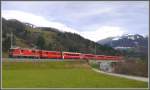 RE1236 aus Scuol-Tarasp mit Ge 4/4 II 621  Felsberg  bei Grsch mit Stelserberg im Hintergrund. (20.11.2010)