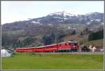 RE1241 nach Scuol-Tarasp mit Ge 4/4 II 633  Zuoz  verlsst Grsch. Am Hang unterhalb des Vilan liegt die Gemeinde Seewis. (20.11.2010)