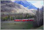 Eine Ge 4/4 II zieht RE1145 zwischen Reichenau-Tamins und Bonaduz bergwrts.