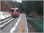 Zwischen Reichenau-Tamins und Trin kommt mir Ge 4/4 II 612  Thusis  mit RE1228 nach Disentis entgegen.(22.12.2010)