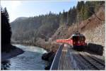 R1236 mit Ge 4/4 II 625  Kblis  hat unterhalb von Trin soeben den Dabi Tunnel verlassen. (01.03.2011)