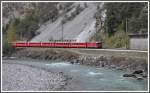 RE 1253 mit Ge 4/4 II 620  Zernez  bei Trin. (14.04.2011)