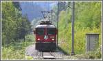 Mde von der Sonne habe ich mich ins Gras gelegt und da kommt doch der GlacierExpress 910 mit der Ge 4/4 II 628  S-chanf  das Tal herunter. (25.04.2011)