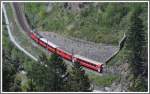 RE1232 mit der Ge 4/4 II 632  Zizers  verlsst den Dabitunnel unterhalb von Trin. (25.04.2011)