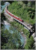 RE1245 mit Ge 4/4 II 614  schiers  kreuzt ein paar Wanderer zwischen Trin und Reichenau-Tamins. (21.05.2011)