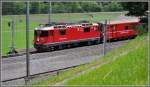 RE1236 mit Ge 4/4 II 624  Celerina  in der Ausweichstelle Fuchsenwinkel. (07.06.2011)