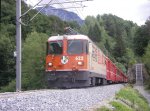 In meinen Augen die schnste RhB-Werbelok. Die Ge 4/4 II 622  Arosa  zieht ihren Regio oberhalb von Reichenau in Richtung Disentis. (21.07.2011)