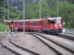 Die Ge 4/4 II 628  S-chanf  war an diesem Tag die erste Rote RhB-Lok, die ich an diesem Tag sah. Hier bei der Einfahrt in Valendas-Sagogn. (5. Juni 2011)