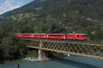 ber dem Wasser des Hinterrheins befindet sich am 2.9.11 die Ge 4/4 II 624 mit dem RE 1241.