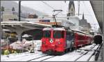 R1816 mit schiebender Ge 4/4 II 615  Klosters  aus Filisur trifft bei starkem Regen im verschneiten Davos Platz ein.