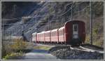 RE1236 mit Ge 4/4 II 615  Klosters  strebt im tiefstehenden Licht der Station Trin entgegen. (21.11.2011)