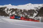 Am 27.12.11 zieht die Ge 4/4 II 617 den Regionalzug 815 von Davos Laret Richtung Davos Wolfgang.