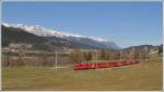 RE1244 mit Ge 4/4 II 620  Zernez  zwischen Castrisch und Ilanz. Im Hintergrund der Flimserstein. (28.03.2012)