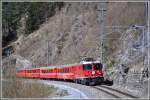 RE1241 nit Ge 4/4 II 618  Bergn/Bravuogn  verlsst den Dabitunnel unterhalb von Trin. (12.04.2012)