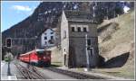 R1936 mit Ge 4/4 II 625  Kblis  fhrt in Susch ein vorbei an einem fr das Engadin typischen Transformatorenstationen. (21.04.2012)