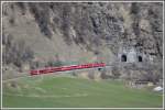 R1937 mit Ge 4/4 II 625  Kblis  zwischen Sagliains und Susch, aufgenommen von der Festung Rohan bei Susch. Das Tunnelportal rechts fhrt nach Sagliains und das Linke direkt in den Vereinatunnel fr die direkten RE und die Gterzge. (21.04.2012)