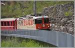 RE1261 mit Ge 4/4 II 622  Arosa  zwischen Trin und Reichenau. Je nach Blickwinkel erscheint das Gelnder des neuen Wanderweges entlang der RhB wie eine Wand. (29.04.2012)