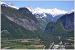 Nur nach genauem Hinsehen ein Bahnbild. Dank der roten Farbe ist der RE1253 nach Scuol zwischen Malans und der Klus (Eingang zum Prttigau) zu erkennen. (17.05.2012)