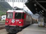 Ge 4/4 II 629  Tiefencastel  mit einem Gterzug an der Rampe in Zernez. (26.05.2004)