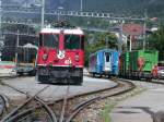 Alle Gleise im alten Arosaareal sind belegt. Fad mit Kies, Ge 4/4 II 621  Felsberg , B Arosaexpress und ein R-w mit zwei Containern. (23.06.2004)