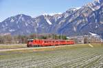 Lok 613 vom Typ GE 4'4 II der Rhtischen Bahn ist mit dem RE 1236 nach Disentis/Muster unterwegs.Aufgenommen bei strahlendem Sonnenschein bei Felsberg nhe Chur am 30.1.2013