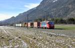 Die RhB Lok mit der Nummer 617 vom Typ Ge 4'4 II mit Werbung fr RE-Power ist mit einem Gterzug Richtung Chur unterwegs.Aufgenommen bei Felsberg am 30.1.2013.