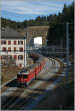 An der selben Stelle die RhB Ge 4/4 II mit einem RE nach Disentis.
Reichenau Tamins, den 16. März 2013