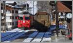 RE1335 nach St.Moritz mit Ge 4/4 II 618  Bergün/Bravuogn  kreuzt in Klosters Dorf um die Mittagszeit einen Güterzug. (29.11.2013)