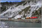 Valserwasserzug 5244 mit Ge 4/4 II 631  Untervaz  passiert die Steinschlaggalerie oberhalb von Trin im Grand Canyon der Schweiz.