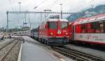 RhB Ge 4/4 II 614 erreicht mit einem Glacier-Express nach Zermatt den Bahnhof Disentis.