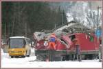 Endstation fr Ge 4/4 II 632  Zizers  in Versam-Safien. 
Am Freitag 05.01.2007 um 22.40 prallt der Regionalzug 1270 kurz vor der Station Valendas-Sagogn in einen Felssturz. Die Lok entgleist und durchtrennt vier Sttzpfeiler der nachfolgenden Steinschlaggalerie. Dadurch strzt ein Teil der Galerie ein und zerdrckt die Lok und den nachfolgenden Gepckwagen. Wie durch ein Wunder wurden weder der Lokfhrer noch die 30 Passagiere verletzt. Die Lok wurde heute nach Versam-Safien geschleppt. Bevor sie die nachfolgenden Tunnels passieren kann, mssen vorstehende Teile entfernt werden. Im Bild der von der Betondecke plattgedrckte hintere Fhrerstand und der Postbus ins Safiental.(08.01.2007)