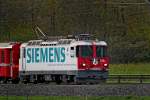 Lok Ge 4/4 II 616   Filisur  der Rhb mit der Siemens Werbung mit einem RE nach Davos.Bild vom 20.10.2014