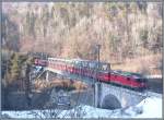 Ge 4/4 II 617  Ilanz  berquert den Vorderrhein kurz vor Reichenau-Tamins mit dem Regionalexpress von Disentis nach Scuol/Tarasp. Die Beleuchtung mit Licht und Schatten war nicht optimal. (31.01.2007)