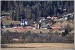 Zugskreuzung in Susch. R1929 mit der Ge 4/4 II 627  Reichenau-Tamins  nach Pontresina begenet dem Gegenzug R1932 nach Scuol-Tarasp mit der Ge 4/4 II 633  Zuoz . (10.04.2015)