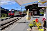 Zwischen vier und sechs Zügen pro Stunde fahren durch den Bahnhof Saas i/Prättigau. Etwas müde vom wandern und vom Bier kann man hier die Züge auch sitzend festhalten. (02.10.2015)