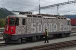 Sucht er sein Bild? - Die mit vielen Gesichtern beklebte Ge 4/4 II 624 im Bahnhof von Samedan (24.09.2015).