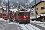 RE1236 mit der Ge 4/4 II 620  Zernez  in Klosters Dorf.