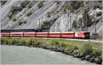 RE1748 mit Ge 4/4 II 633  Zuoz  oberhalb von Trin am Vorderrhein. (15.05.2016)