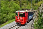 Ge 4/4 II 615  Klosters  mit RE1745 nach Disentis am Eingang zur Surselva jenseits der Vorderrheinbrücke bei Reichenau-Tamins. (15.05.2016)