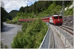 RE1732 mit der Edelweisslok Ge 4/4 II 618  Bergün/Bravuogn  zwischen Trin und Reichenau.