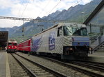 Eine der schöneren Werbeloks der RhB ist die Ge 4/4 III 649  Lavin . Sie wirbt für die Pendlerzeitung  20 Minuten . Hier steht sie mit dem RE 1145 (Chur - St.Moritz) im Startbahnhof zur Abfahrt bereit. Im Hintergrund wartet die Ge 4/4 II 624  Celerina/Schlarigna  mit dem RE 1745 (Scuol-Tarasp - Disentis/Muster) ebenfalls auf die Abfahrt.
Chur, 08. Mai 2016